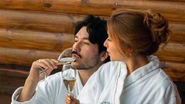 Ontdek wellness en sauna Samen met een drankje in de sauna